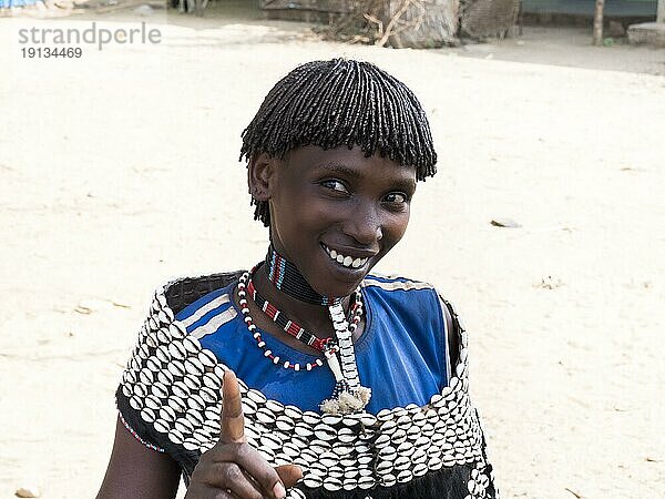 Lachende Frau mit Muschel-Schmuck vom Volksstamm der Tsamay  Äthiopien  Afrika