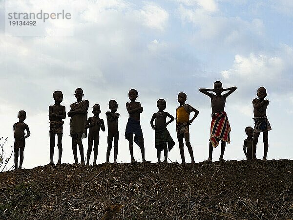 Kinder vom Volksstamm der Hamar  im Gegenlicht  Omo-Region  Äthiopien  Afrika
