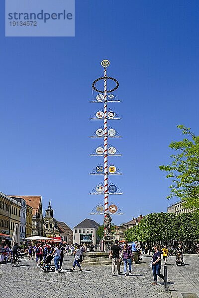 Fußgängerzone mit Maibaum  Maximilianstraße  Bayreuth  Oberfranken  Bayern  Deutschland  Europa