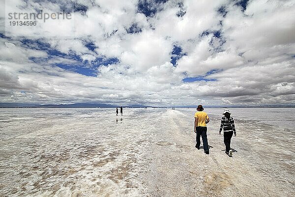 Menschen  Salzsee  Salinas Grandes  Argentinien  Südamerika