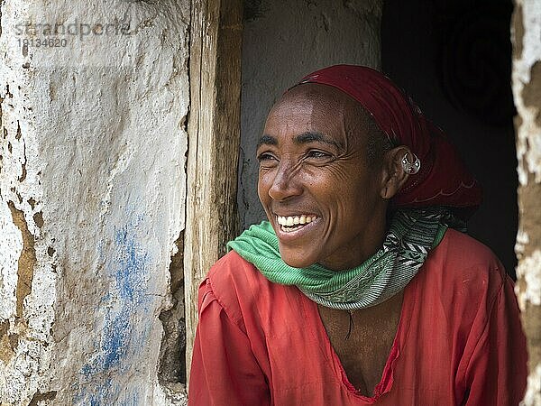 Lachende Frau vor Lehmhütte  Portrait  Äthiopien  Afrika