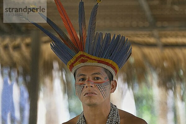 Tuyuca Eingeborener mit einem traditionellen Federhut  Manaus  Bundesstaat Amazonien  Brasilien  Südamerika