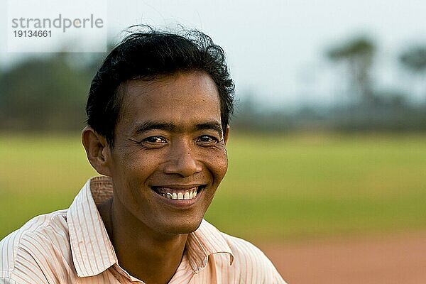 Mann  lachend  Porträt  Khmer  Kambodscha  Südostasien  Asien