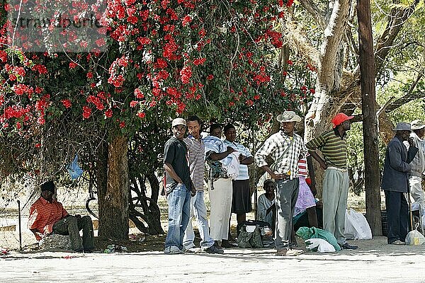 Menschgruppe am Straßenrand  Sepupa  Botsuana