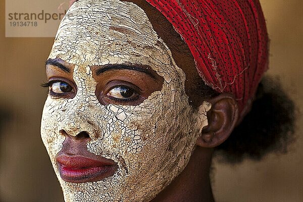 Frau mit Gesichtsmaske  Volksstamm der Vezo  Halbnomaden im Süden  Madagaskar  Afrika