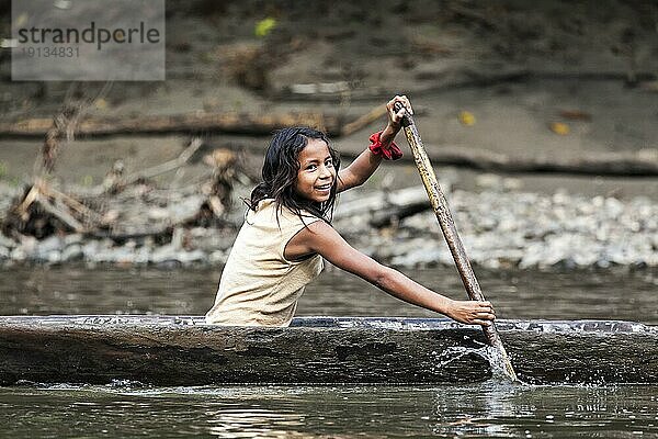 Indianer-Mädchen im Kanu  Rio Napo  Ecuador  Südamerika