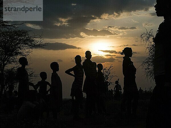 Menschen vom Volksstamm der Hamar im Gegenlicht am Abend  Omo-Region  Äthiopien  Afrika