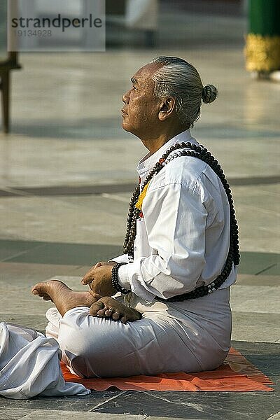 Mann im Gebet  Meditation  Myanmar  Burma  Birma  Südostasien  Asien