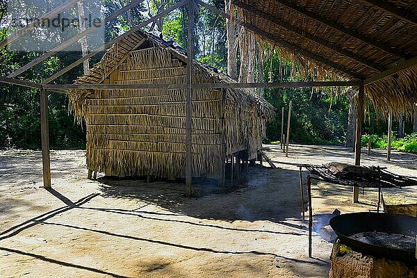 Traditionelles Holzhaus im Dorf der Tuyuca Eingeborenen  Manaus  Bundesstaat Amazonien  Brasilien  Südamerika