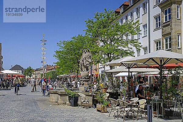 Fußgängerzone mit Maibaum  Maximilianstraße  Bayreuth  Oberfranken  Bayern  Deutschland  Europa