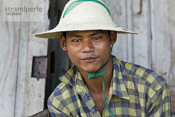 Junger Mann mit Reishut  Taungu  Bago-Division  Myanmar  Birma  Asien