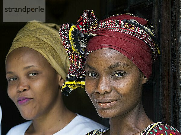 Zwei orientalische Frauen in traditioneller Kleidung  Portraits  Sansibar  Tansania  Afrika
