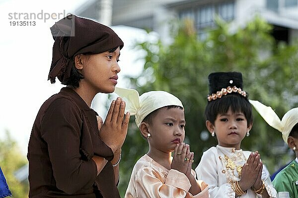 Junge Frau und Kinder beten  Taungu  Bago-Division  Myanmar  Birma  Asien