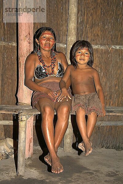 Porträt einer Indianerin vom Stamm der Dessanos mit ihrer Tochter  Rio Taruma  Manaus  Bundesstaat Amazonas  Brasilien  Südamerika