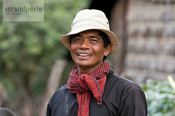 Mann mit Hut und Schal  Kambodscha  Südostasien  Asien