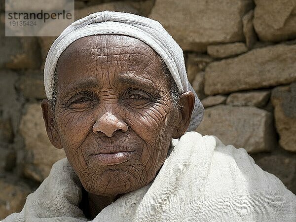 Alte Frau mit Falten  weiße Kleidung  Portrait  Äthiopien  Afrika