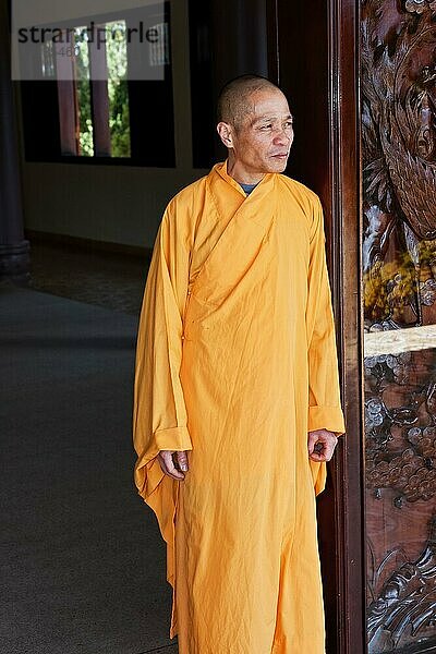 Mönch in der Truc Lam Pagode  Dalat  Vietnam  Südostasien  Asien