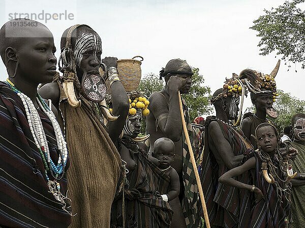 Gruppe  Männer  Frauen und Kinder vom Volksstamm der Mursi  traditionelle Kleidung  Äthiopien  Afrika