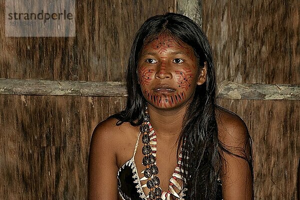 Porträt einer Indianerin vom Stamm der Dessanos mit traditionellen Gesichtsmalereien  Rio Taruma  Manaus  Bundesstaat Amazonas  Brasilien  Südamerika