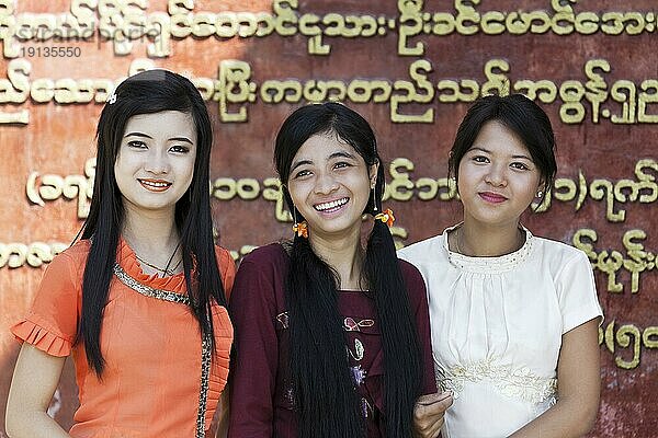 Drei lächelnde Frauen  Taungu  Bago-Division  Myanmar  Birma  Asien