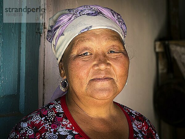 Asiatische Bäuerin mit Kopftuch  Portrait  Kirgistan  Asien
