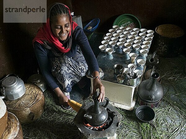 Frau kocht Kaffee über Feuerstelle  traditionelle Kaffezeremonie  Äthiopien  Afrika