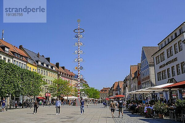 Fußgängerzone mit Maibaum  Maximilianstraße  Bayreuth  Oberfranken  Bayern  Deutschland  Europa