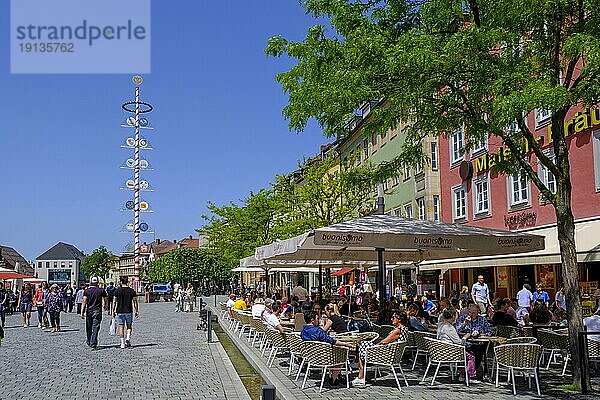 Fußgängerzone mit Maibaum  Maximilianstraße  Bayreuth  Oberfranken  Bayern  Deutschland  Europa