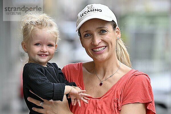 Frau  blond  trägt kleines Mädchen  blond  2 Jahre  auf Arm  lächeln  Stuttgart  Baden-Württemberg  Deutschland  Europa