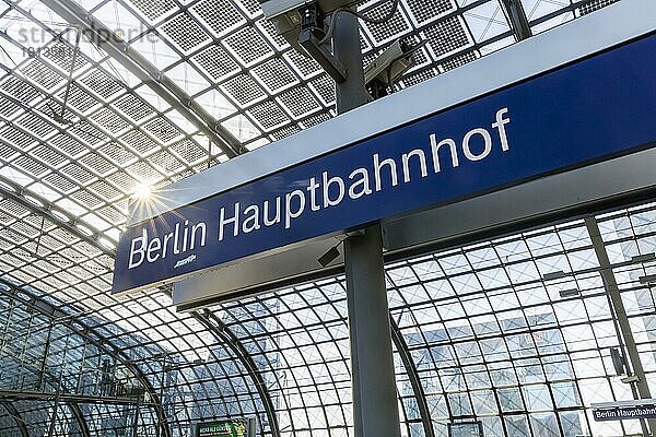 Bahnsteig  Stationsschild mit Sonnenstern  Hauptbahnhof Berlin  Deutschland  Europa