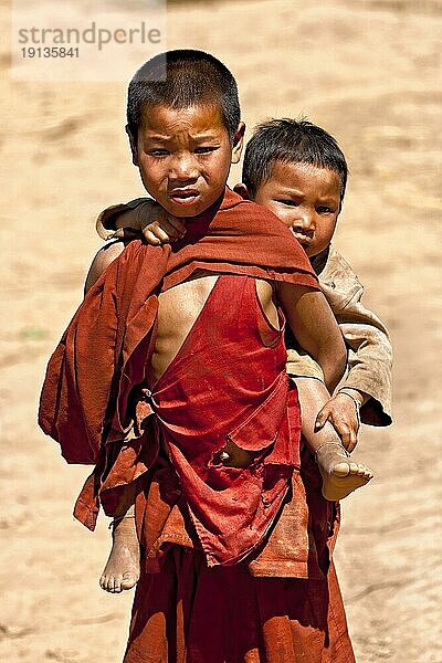 Junge trägt kleinen Jungen  Myanmar  Burma  Birma  Südostasien  Asien