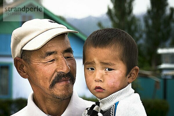 Mann mit Kind auf Arm  Portrait  Orlinoe  Kirgistan  Asien