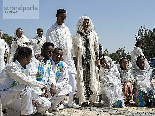 Hochzeitspaar in weißer Kleidung  Hochzeitsgesellschaft  Äthiopien  Afrika