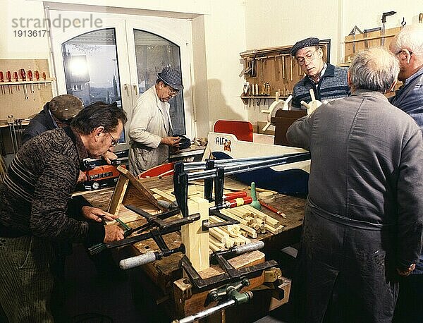 DEU  Deutschland: Die historischen Dias aus den Zeiten 80-90er Jahre  Dortmund. Rentnergruppe batselt für Kinder. MR Yes 80er Jahre