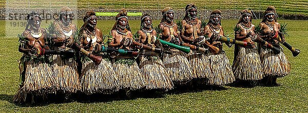 Tanzende Frauen  Sing Sing  Festival  Mount Hagen  Papua Neu-Guinea