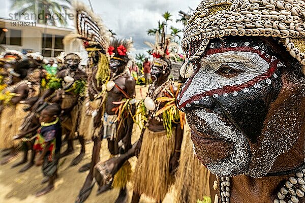 Tänzer in Kriegsbemalung  Yam-Erntedank-Festival in MAPRIK  Papua Neu-Guinea