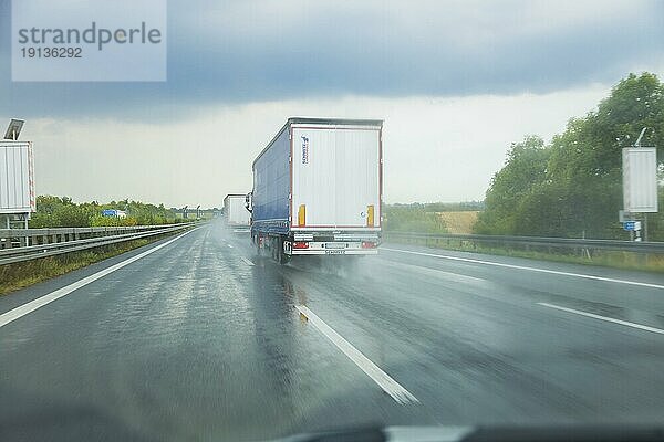 Wolkenbruch auf der Autobahn A4 bei Chemnitz. Viele Verkehrsteilnehmer passen trotz stark eingeschränkter Sichtverhältnisse und länger Bremswege  nicht ihre Geschwindigkeit und ihr Fahrverhalten an. Was leider immer wieder zu schwersten Unfällen und Verkehrsbehinderungen führt