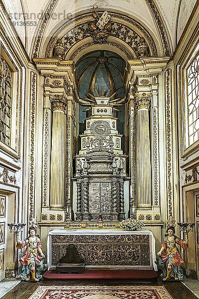 Altar der Kirche Igreja de Nossa Senhora da Oliveira  Guimaraes  Portugal  Europa