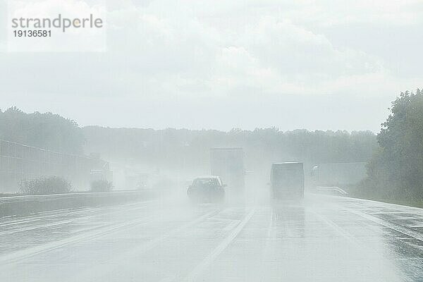 Wolkenbruch auf der Autobahn A4 bei Chemnitz. Viele Verkehrsteilnehmer passen trotz stark eingeschränkter Sichtverhältnisse und länger Bremswege  nicht ihre Geschwindigkeit und ihr Fahrverhalten an. Was leider immer wieder zu schwersten Unfällen und Verkehrsbehinderungen führt