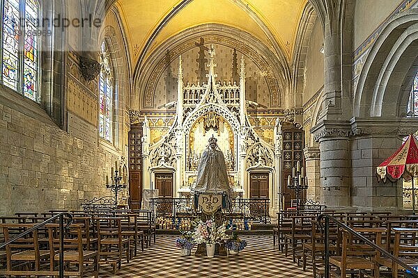 Innenraum der Basilika Notre-Dame-du-Roncier in Josselin  Bretagne  Frankreich  Europa