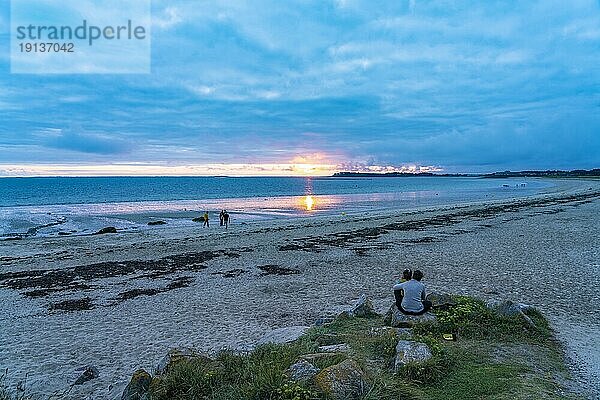 Sonnenuntergang am Strand von Kerver Plage De Kerver  Saint-Gildas-de-Rhuys  Bretagne  Frankreich  Europa