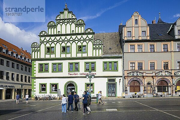 Seine prägnante Gestalt erhielt der Platz im 16. Jahrhundert unter anderem im Osten mit dem Stadthaus und dem Doppelhaus  dessen linke Hälfte heute als Cranachhaus bekannt ist  im Norden mit der Hof-Apotheke und im Süden mit dem Gasthof Zum Schwarzen Bären.In der Marktmitte der Neptunbrunnen