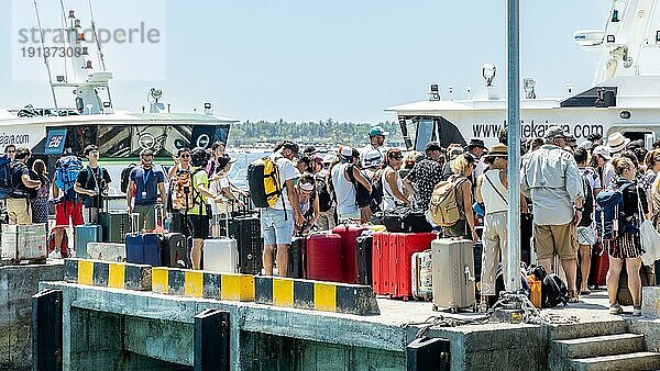 Andrang am Pier  Gili Trawangan  Insel vor Lombok  West Nusa Tenggara  Indonesien  Südostasien  Asien