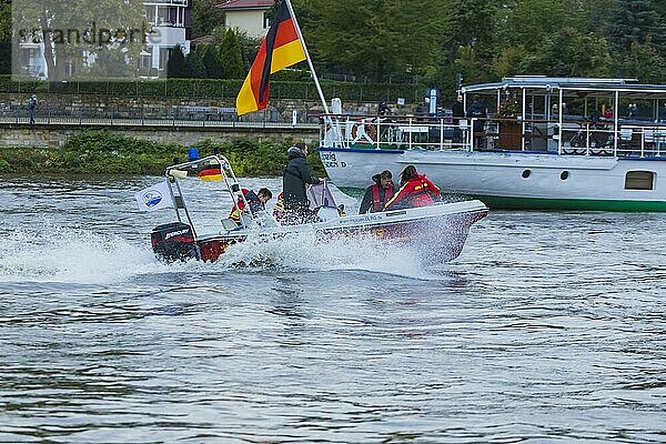 Vereinsfest der DLRG Dresden zum 30 jährigen Vereinsjubiläum. Im Rahmen des coronagerechten Veranstaltungsprogrammes wurden auch Fahrten mit dem Speedboot auf der Elbe am Blaün Wunder angeboten