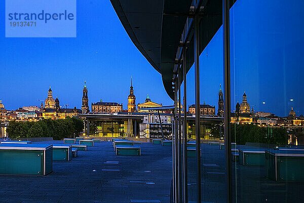 Spiegelung der erleuchteten Dresdner Altsatdt in der Fassade des Kongresszentrums Dresden