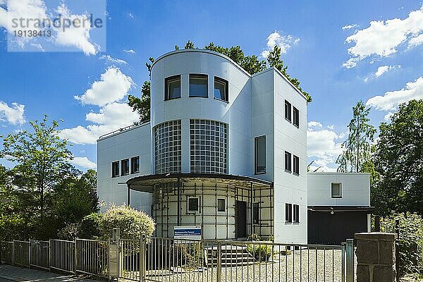 Der Chemnitzer Architekt Max W. Feistel wollte in den 20-er Jahren des 20. Jahrhunderts das Bauen rationalisieren. Sein eigenes Wohnhaus  die Villa Feistel von 1928  sollte in Beispiel industrieller Bauweise abgeben. Am Stahlskellett wurden innen und außen Platten verschraubt