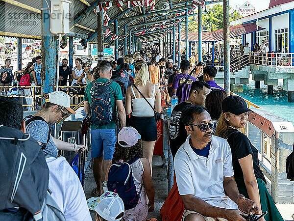 Gedränge am Pier  Gili Trawangan  Insel vor Lombok  West Nusa Tenggara  Indonesien  Südostasien  Asien