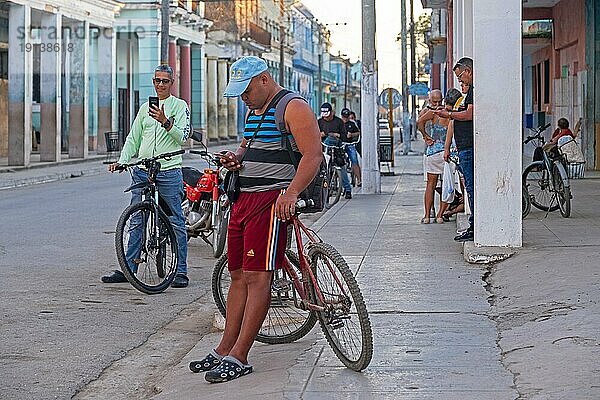 Eine Gruppe kubanischer Einheimischer versucht in den Straßen von Colón  Provinz Matanzas auf der Insel Kuba  Smartphones über WiFi mit dem Internet zu verbinden