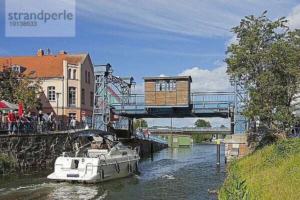 Traditionelle Hubbrücke über die Elde in Plau am See  Stadt im Landkreis Ludwigslust Parchim  MecklenburgVorpommern Deutschland