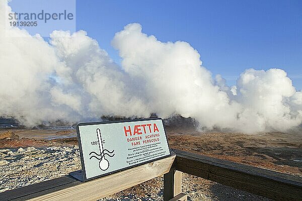 Warnschild und Dampfschlote  Fumarolen in Gunnuhver  geothermisches Gebiet und Zentrum des Reykjanes Vulkansystems  Island  Europa